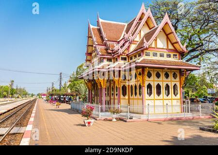 HUA HIN , THAILAND - 5. Februar 2019 : Hua hin Bahnhof ist eine wichtige Touristenattraktion und ist ein Wahrzeichen der Prachuap Khiri Khan Provinz, Stockfoto