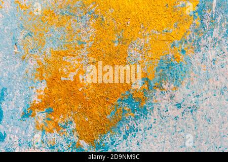 Abstrakte Hintergrundtextur aus gelber und blauer Aquarellfarbe, der Weg zur Zementwand Stockfoto