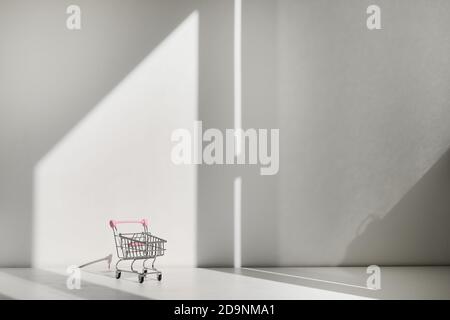 Einkaufswagen isoliert auf weißem Hintergrund. Sicheres Online-Shopping auf Quarantäne-Konzept. Leerer Supermarkt-Einkaufswagen mit Kopierplatz Stockfoto
