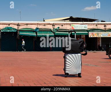 Eine Reisetasche, die in den geschlossenen Souks von Marrakesch stand, bevor die landesweite Sperre begann. Jemaa el Fna Markt, Medina, Marrakesch / Marokko Stockfoto