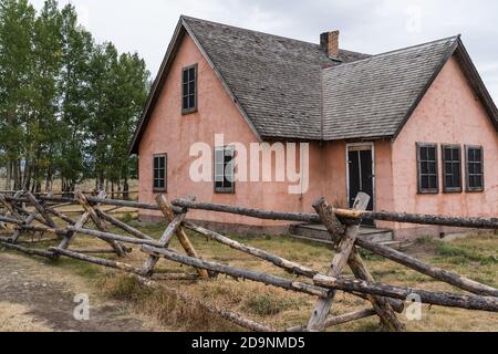 Das 'Pink House' auf dem John Moulton Gehöft in der Mormon Row im Teton National Park, Wyoming, USA. Stockfoto