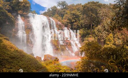 Wachirathan Wasserfall ist ein großer Wasserfall im tiefen Wald auf Doi Inthanon, Chiang Mai, Thailand. Stockfoto