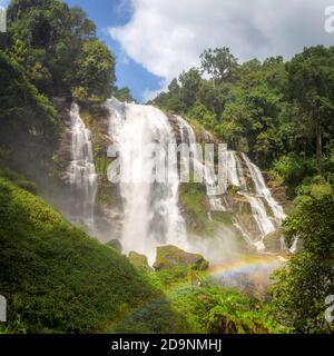 Wachirathan Wasserfall ist ein großer Wasserfall im tiefen Wald auf Doi Inthanon, Chiang Mai, Thailand. Stockfoto