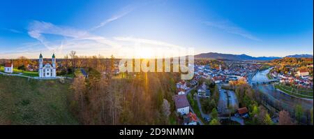 Panorama, Leonhardikapelle und Heilig-Kreuz-Kirche am Kalvarienberg bei Sonnenaufgang, Isar, Bad Tölz, Isarwinkel, Alpenvorland, Drohnenbild, Oberbayern, Bayern, Deutschland Stockfoto