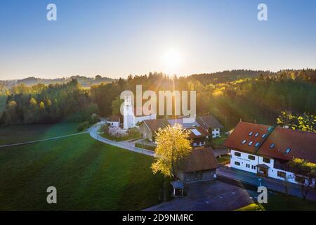 St. Johannes Kirche in Fischbach bei Sonnenaufgang, bei Bad Tölz, Tölzer Land, Drohnenbild, Alpenvorland, Oberbayern, Bayern, Deutschland Stockfoto