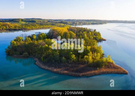 Wörth Insel mit Schloss Wörthschlössl, Mausinsel, Wörthsee, bei Inning, Fünfseenland, Drohnenbild, Oberbayern, Bayern, Deutschland Stockfoto