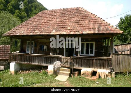 Einfaches Holzhaus mit Ziegeldach in Alba County, Rumänien Stockfoto