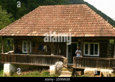 Einfaches Holzhaus mit Ziegeldach in Alba County, Rumänien Stockfoto