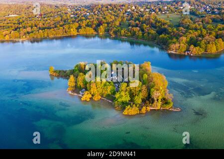 Roseninsel im Starnberger See bei Feldafing im Morgenlicht, Fünfseenland, Luftaufnahme, Oberbayern, Bayern, Deutschland Stockfoto