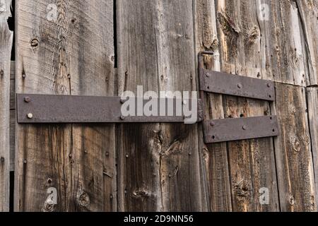 Detail des Eisenbandes hängt an der alten Scheune auf dem Reed Molton Gehöft in der Mormon Row im Teton National Park, Wyoming, USA. Stockfoto