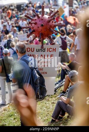 20. September 2020, Düsseldorf, Nordrhein-Westfalen, Deutschland - Demonstration gegen die Gesundheitspolitik der Bundesregierung und die Maßnahmen zur Begrenzung der Ausbreitung der Coronavirus-Pandemie, Corona-Leugner, Impfgegner und Anhänger diffuser Verschwörungstheorien, demonstrieren gegen Einschränkungen der Freiheit, die Coronakrise einzudämmen. Stockfoto