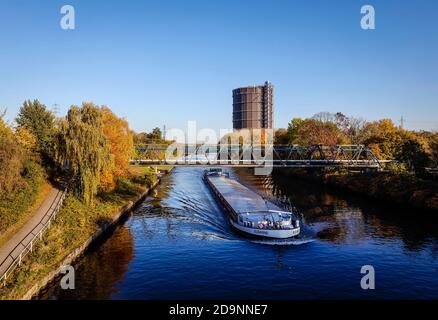 Oberhausen, Ruhrgebiet, Nordrhein-Westfalen, Deutschland - Industrielandschaft, ein Binnenschiff segelt auf dem Rhein-Herne-Kanal, rechts das Oberhausen Gasometer, ein Industriedenkmal und die höchste Ausstellungs- und Veranstaltungshalle Europas. Stockfoto