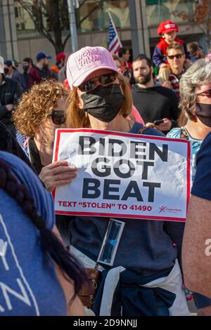 Detroit, Michigan, USA. November 2020. Die Anhänger von Präsident Donald Trump versammelten sich vor dem TCF-Zentrum, wo die Wahlabwesenden bei den Präsidentschaftswahlen 2020 gezählt wurden. Sie beschuldigt, dass die Wahl von Trump gestohlen wurde. Kredit: Jim West/Alamy Live Nachrichten Stockfoto