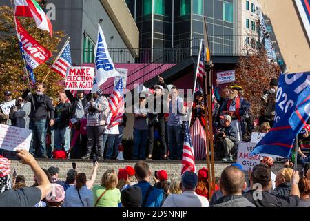 Detroit, Michigan, USA. November 2020. Die Anhänger von Präsident Donald Trump versammelten sich vor dem TCF-Zentrum, wo die Wahlabwesenden bei den Präsidentschaftswahlen 2020 gezählt wurden. Sie beschuldigt, dass die Wahl von Trump gestohlen wurde. Kredit: Jim West/Alamy Live Nachrichten Stockfoto