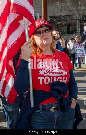 Detroit, Michigan, USA. November 2020. Die Anhänger von Präsident Donald Trump versammelten sich vor dem TCF-Zentrum, wo die Wahlabwesenden bei den Präsidentschaftswahlen 2020 gezählt wurden. Sie beschuldigt, dass die Wahl von Trump gestohlen wurde. Kredit: Jim West/Alamy Live Nachrichten Stockfoto