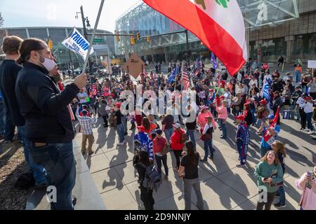 Detroit, Michigan, USA. November 2020. Die Anhänger von Präsident Donald Trump versammelten sich vor dem TCF-Zentrum, wo die Wahlabwesenden bei den Präsidentschaftswahlen 2020 gezählt wurden. Sie beschuldigt, dass die Wahl von Trump gestohlen wurde. Kredit: Jim West/Alamy Live Nachrichten Stockfoto