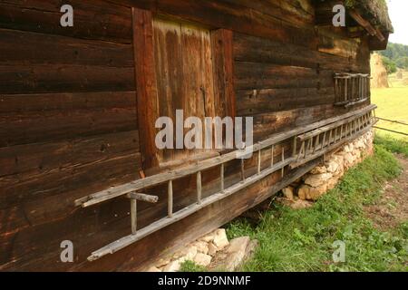 Alba County, Rumänien. Außenansicht eines Holzschuppens mit einer langen Leiter, die darauf gelagert ist. Stockfoto