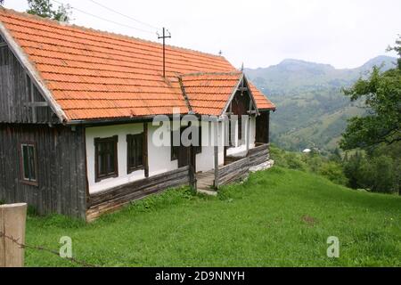 Einfaches Holzhaus mit Ziegeldach in Alba County, Rumänien Stockfoto