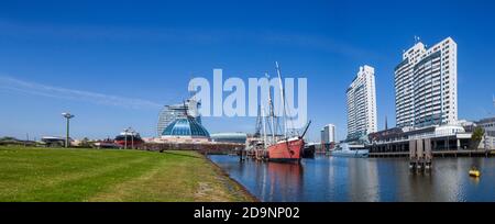 Columbus Center Einkaufszentrum und Deutsches Schifffahrtsmuseum mit Museumsschiffen im Museumshafen, Bremerhaven, Bremen, Deutschland, Europa Stockfoto