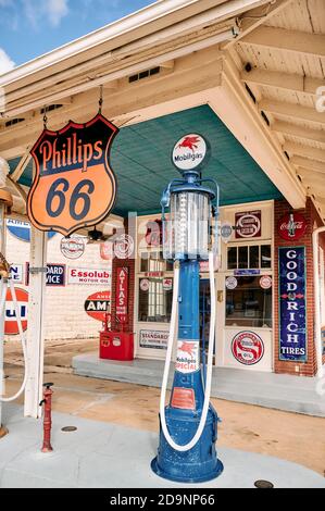 Alte Zeit oder antike Tankstelle, Pumpen, Schilder und Petrolana auf dem Display in Florala Alabama, USA. Stockfoto