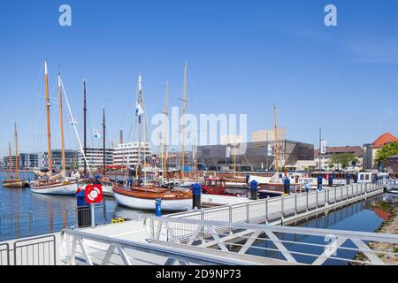 Segelboote im Neuen Hafen, Anlegestellen, Museum Deutsches Auswanderungszentrum, Bremerhaven, Bremen, Deutschland, Europa Stockfoto