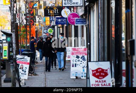 Toronto, Kanada. November 2020. Menschen mit Gesichtsmasken gehen am 6. November 2020 auf einer Straße in Toronto, Kanada. Kanadas Arbeitslosenquote fiel auf 8.9 Prozent im Oktober von September neun Prozent, nach Statistik Kanada am Freitag. Quelle: Zou Zheng/Xinhua/Alamy Live News Stockfoto