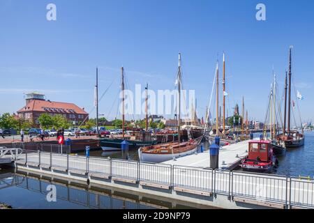 Segelboote im neuen Hafen, Anlegestellen, Bremerhaven, Bremen, Deutschland, Europa Stockfoto