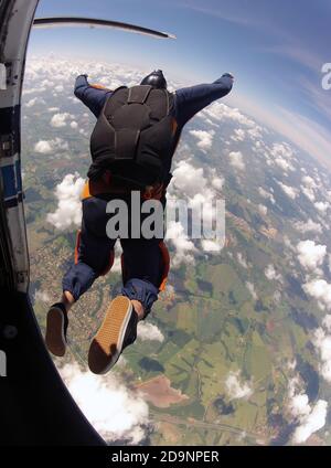 Fallschirmspringer springen aus dem Flugzeug Stockfoto