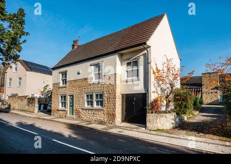 Steinhaus in einem kleinen englischen Dorf Stockfoto