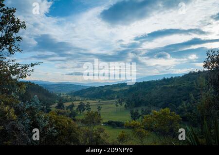 Ein schöner Blick auf eine Landschaft, umgeben von glitzernden Bergen Unter dem wolkenlosen Himmel Stockfoto