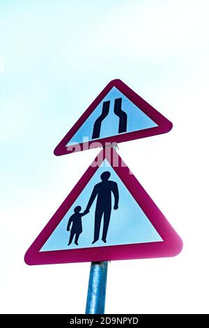 2 Dreieck Warnschilder, Straße verengt und Familie zu Fuß Stockfoto