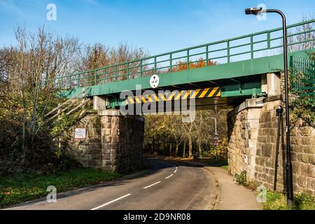 Eisenbahnbrücke über Landstraße Stockfoto