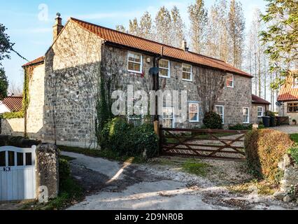 Steinhaus in einem kleinen englischen Dorf Stockfoto