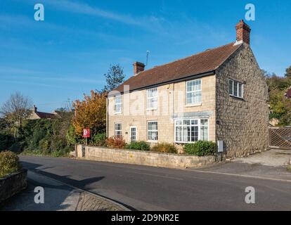 Steinhaus in einem kleinen englischen Dorf Stockfoto
