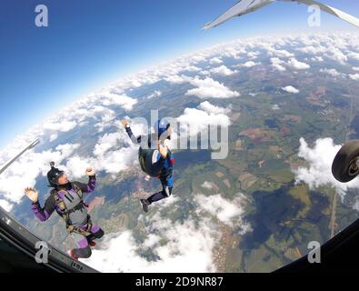 Fallschirmspringer springen aus dem Flugzeug, Innenansicht. Stockfoto