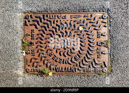 Wasserinspektion Ablass der Kanalabdeckung aus Gusseisen Stockfoto