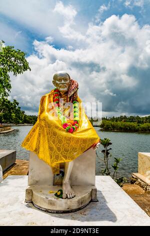 Statue von Sri Shirdi Sai Baba, 1838-1918, spiritueller Lehrer, Fakir und Yogi, Wallfahrtsort und Hindu-Tempel Lord Shiva, Holy Lake Grand Bassin, Ganga Talao, Mauritius, Afrika, Indischer Ozean Stockfoto