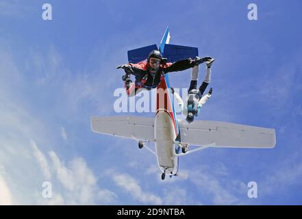 Zwei Fallschirmspringer im freien Fall. Wintertag. Stockfoto