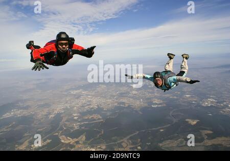 Zwei Fallschirmspringer im freien Fall. Wintertag. Stockfoto