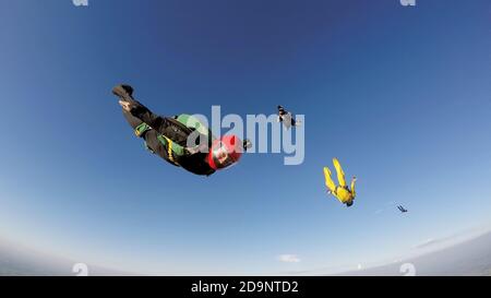 Skydivers eine Tracking-Position Stockfoto