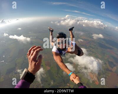 Fallschirmspringer Hand schütteln Sicht Stockfoto