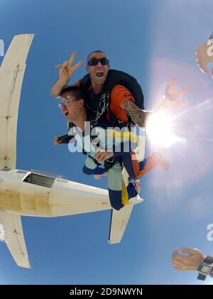 Skydive Tandem zwei Freunde springen aus dem Flugzeug Stockfoto