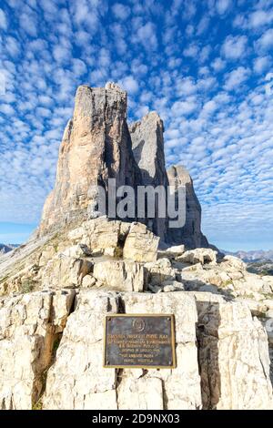 Gedenktafel zum Gedenken an den Besuch von Papst Johannes Paul II. In der Tre Cime di Lavaredo (hier hielt Johannes Paul II. Am 16. Juli 1996 in Gebet und Meditation), Dolomiten, Auronzo di Cadore, Belluno Veneto, Italien, Europa Stockfoto