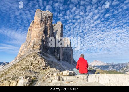 Einsamer Mann, von 45 bis 50 Jahre alt, sitzt an der lavaredo Gabel, am Fuße der Tre Cime di Lavaredo, Dolomiten Berge, Auronzo di Cadore, Provinz Belluno, Venetien, Italien, Europa Stockfoto