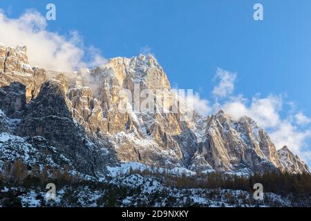 Die Wand des Berges Moiazza aus Sicht von Corpassa Tal, Civetta Gruppe, Agordino, Dolomiten, Belluno, Venetien, Italien, Europa Stockfoto