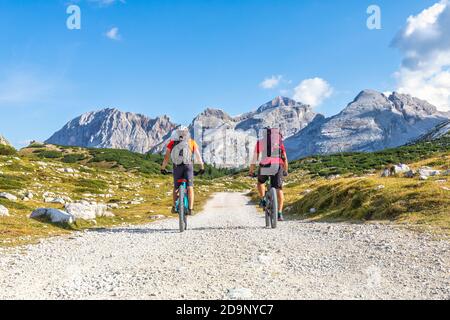 Zwei Wanderer auf E-Bikes Limo Pass, unberührte Alpenlandschaft, Dolomiten von Fanes Sennes Prags, St. Vigil in Enneberg, Bozen, Südtirol, Italien, Europa, Stockfoto