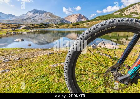 mtb Fahrradreifen und Felge, Limo See im Hintergrund, Dolomiten von Fanes Sennes Prags, St. Vigil in Enneberg, Bozen, Südtirol, Italien, Europa, Stockfoto