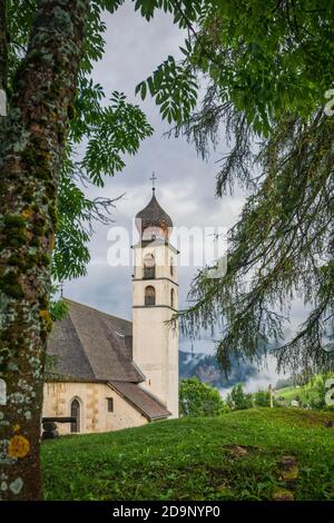 Die alte Kirche von santa fosca in selva di cadore, im Frühling, dolomiten, belluno, venetien, italien Stockfoto