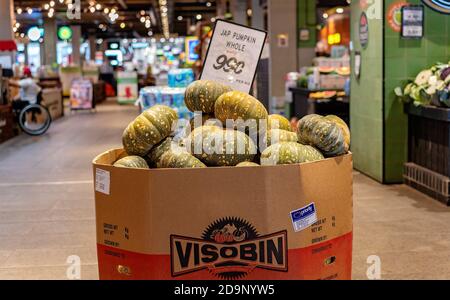 Brisbane, Queensland, Australien: 24. September 2019: Kürbisse zum Verkauf vor einem Obst- und Gemüseladen in einem belebten Einkaufszentrum Stockfoto