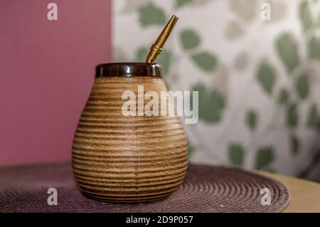 Ein traditionelles südamerikanisches Getränk namens Mate auf einem Tisch Stockfoto